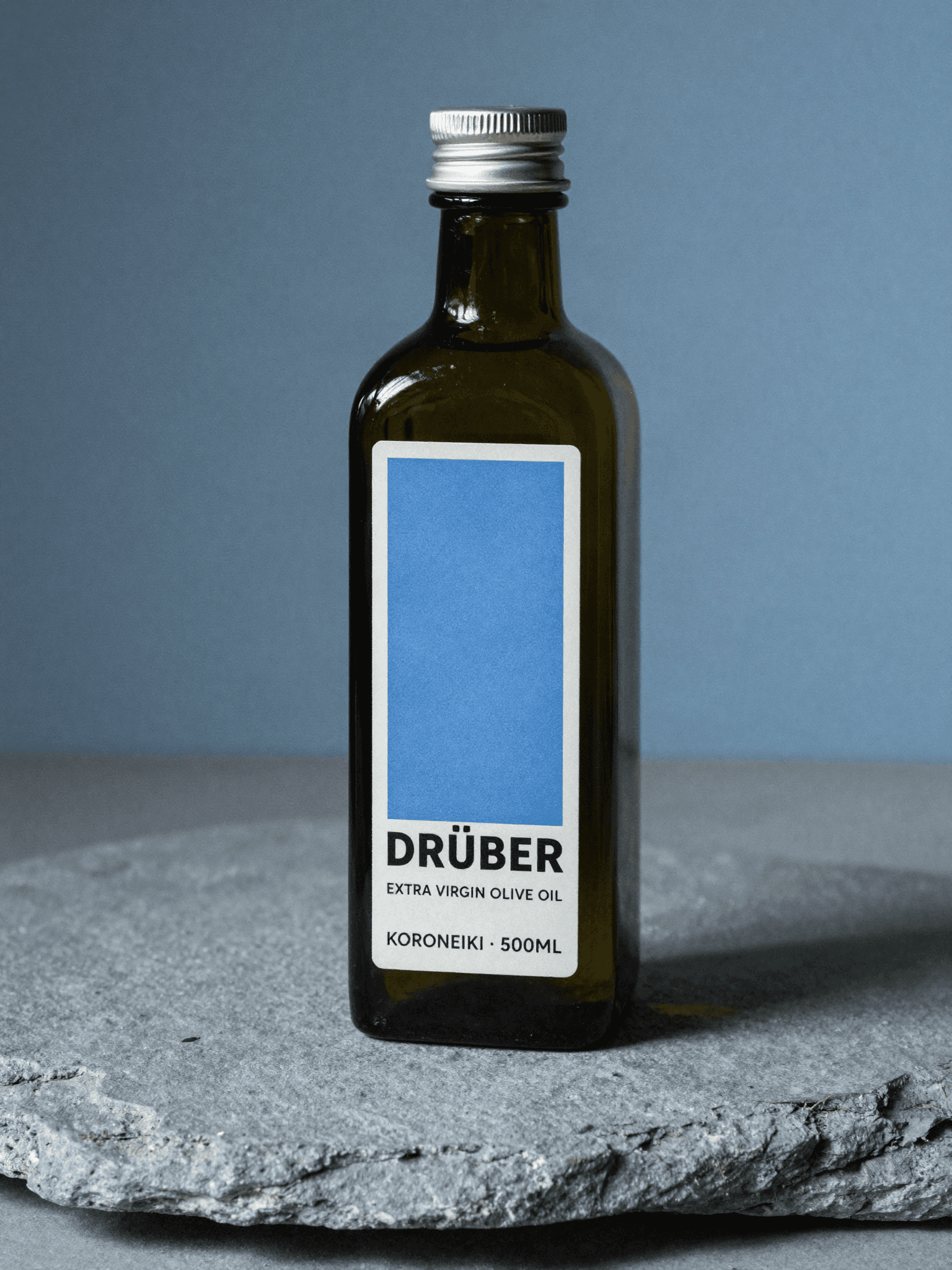 DRÜBER Amber-Glasflasche auf peloponnesischem Kalkstein