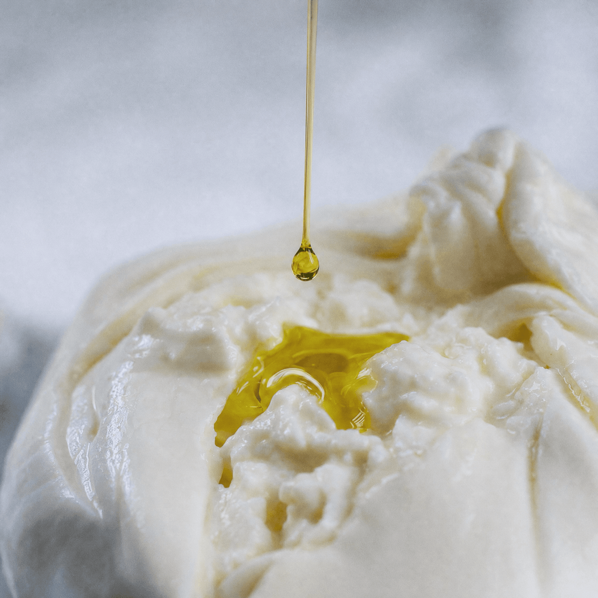 Ölttropfen auf Burrata